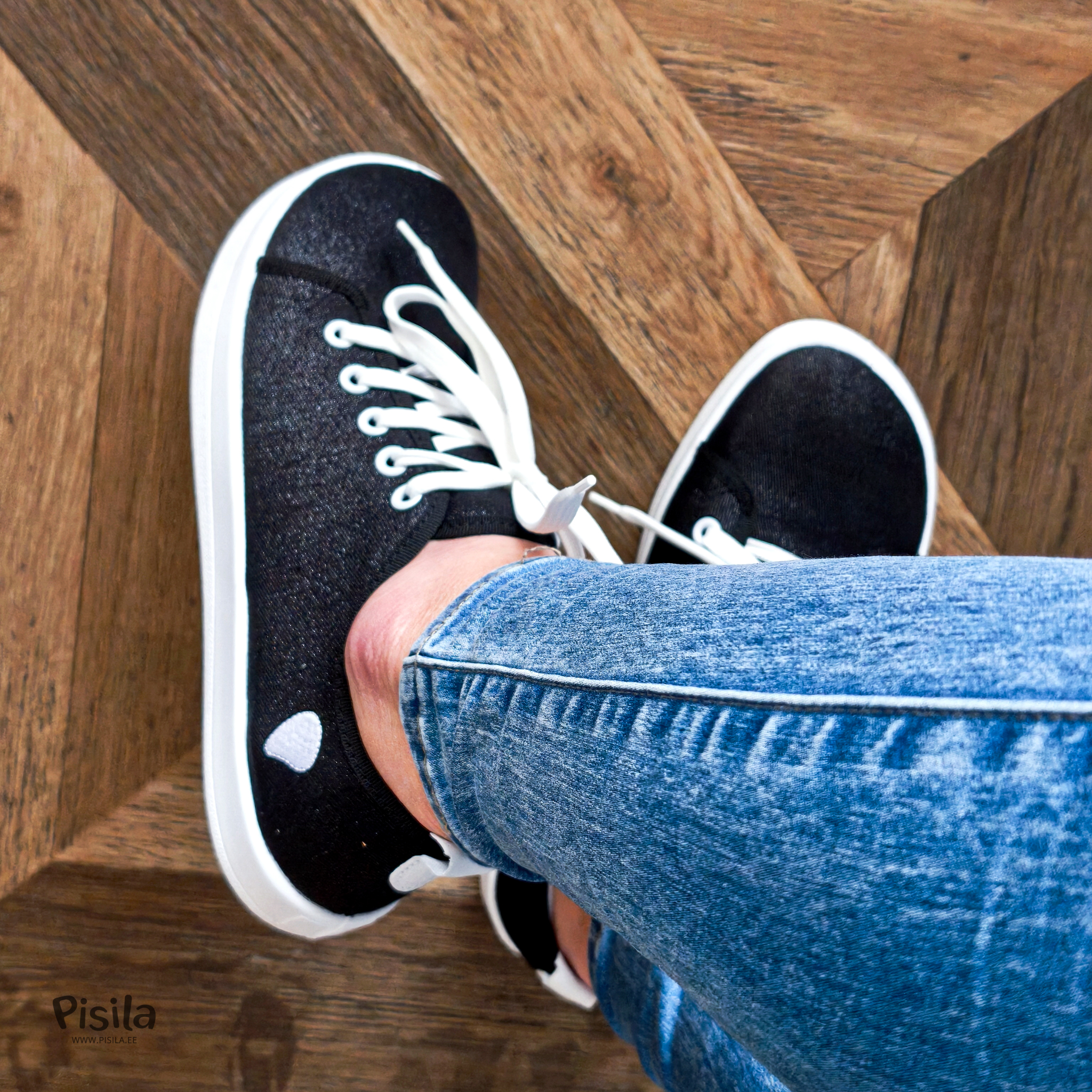 Sädelevad mustad tennised naistele