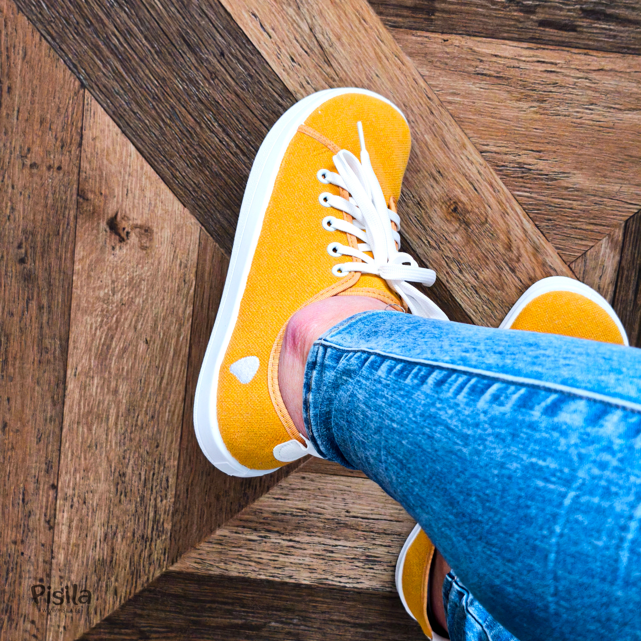 Kollased tennised laiale jalale