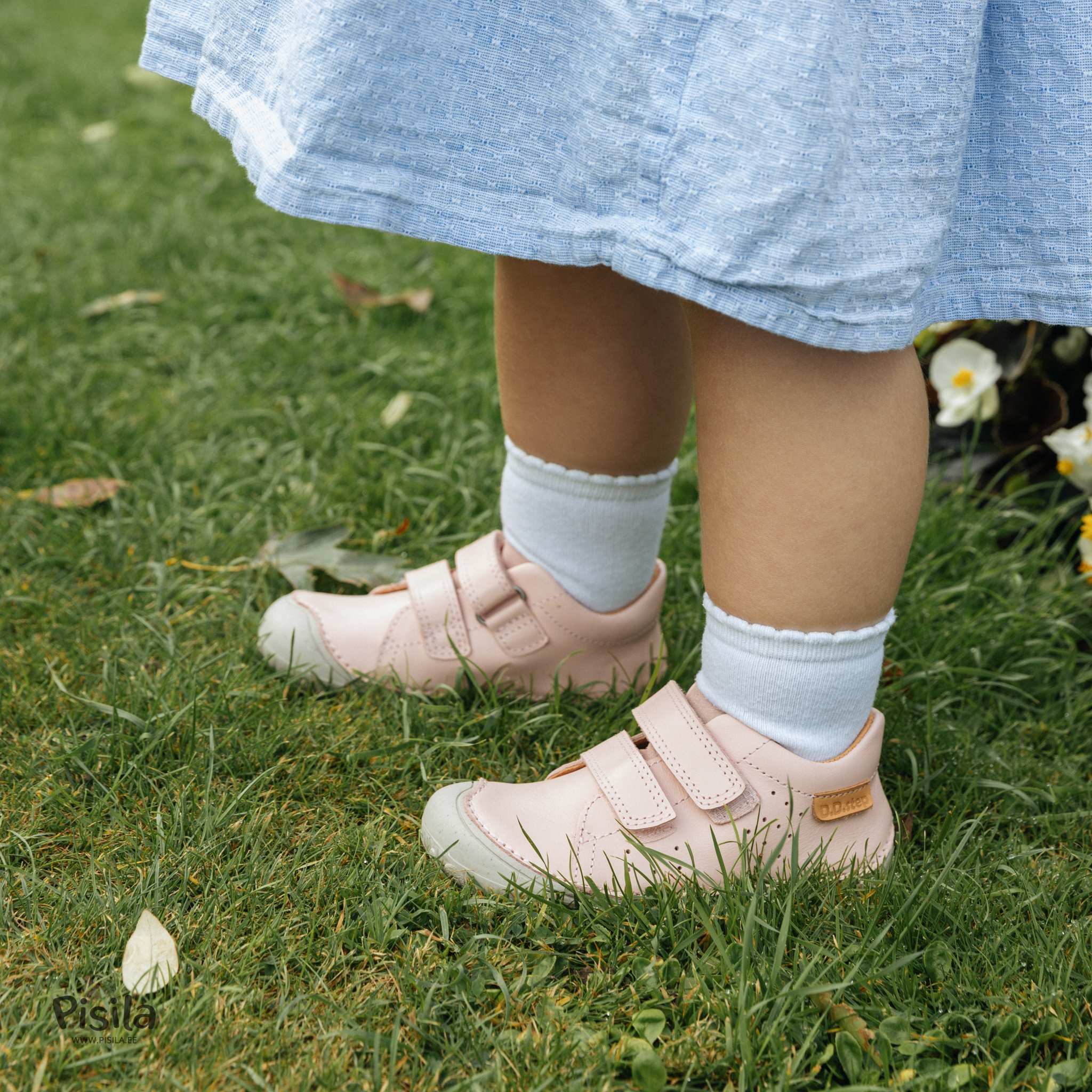 Roosad nahast tossud tüdrukule laiale jalale