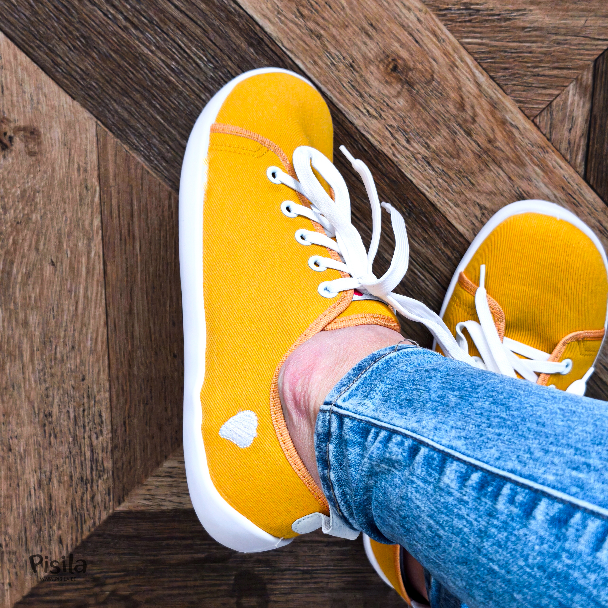 Painduvad ja avara ninaosaga laiale jalale tennised