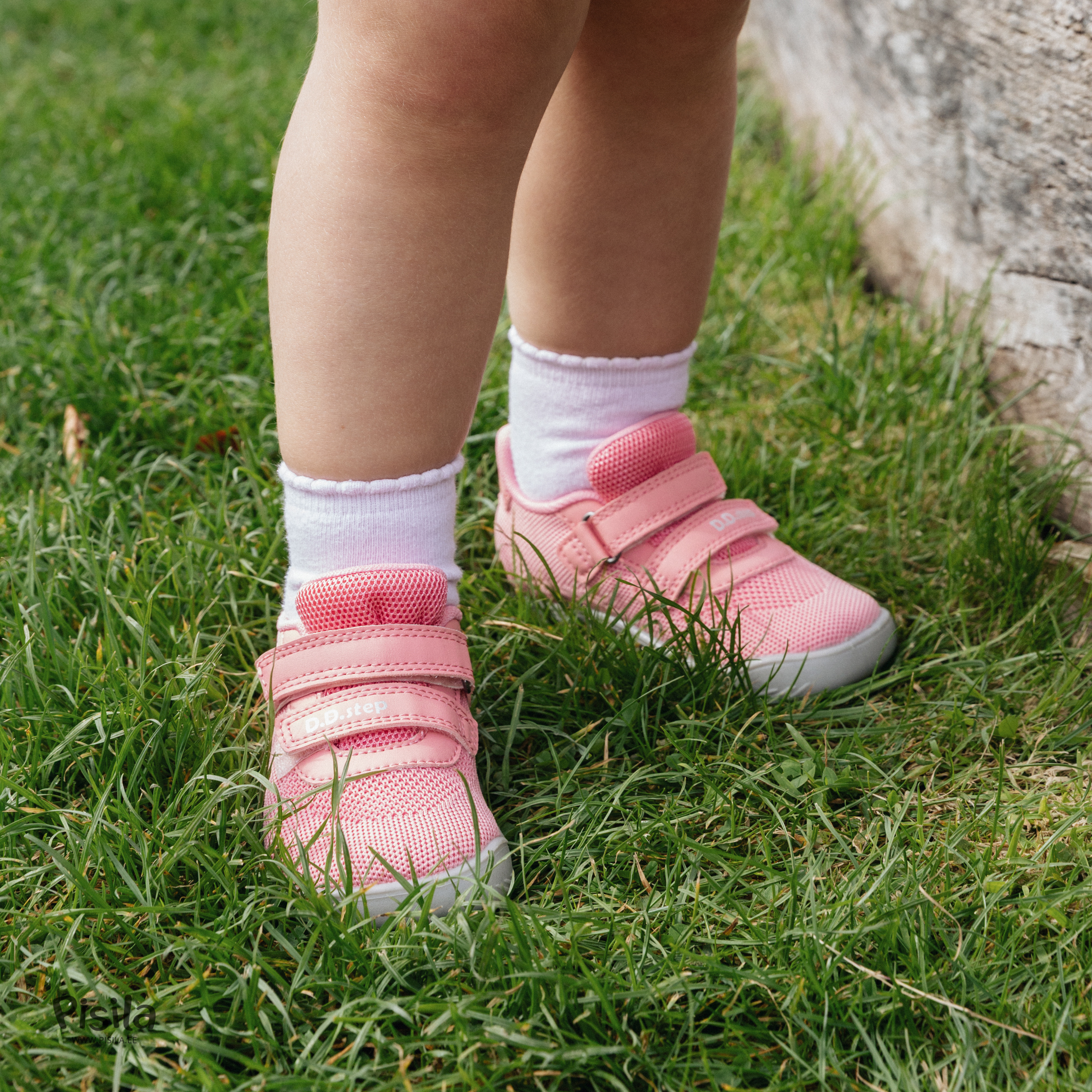 Roosad kangast tossud tüdrukule