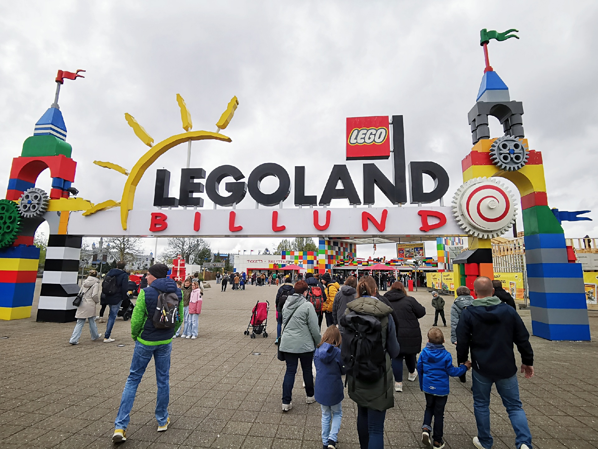 Perereis Taani (Billundisse) Legolandi! Hei, armas! Meie väikese töödejuhataja (7.aastane) suur unistus sai lõpuks täidetud. Perereis Taani (Billundisse) Legola